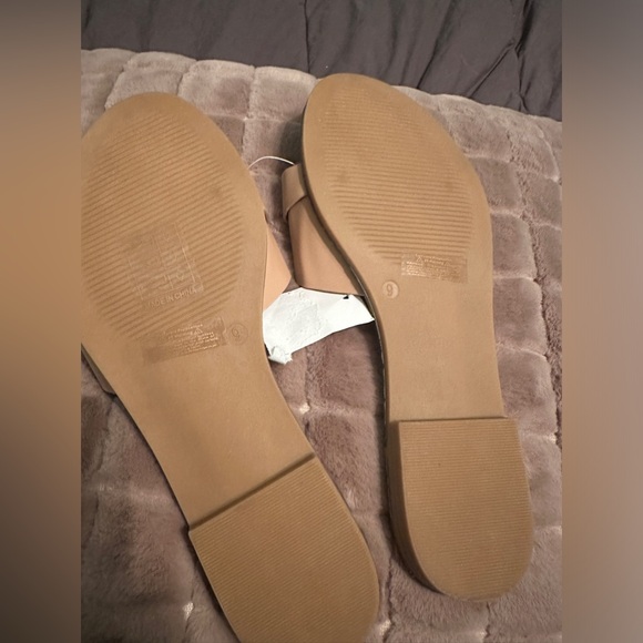 NWT Lynx tan sandals with gold accent trim - Picture 3 of 3